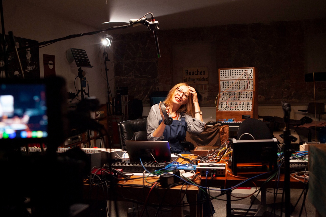 Mara von Kummer, Gudrun Gut in her studio, 2023