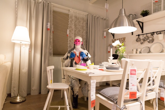 Transformella (fed by JP Raether),&nbsp;*Transformalor Mass Reproduction Commodity Repetition [4.4.6.4]*, Transformella malor in einem Diorama der Ikealität, IKEA Reisholz, Kunstverein für die Rheinlande und Westfalen, Düsseldorf,&nbsp;2017