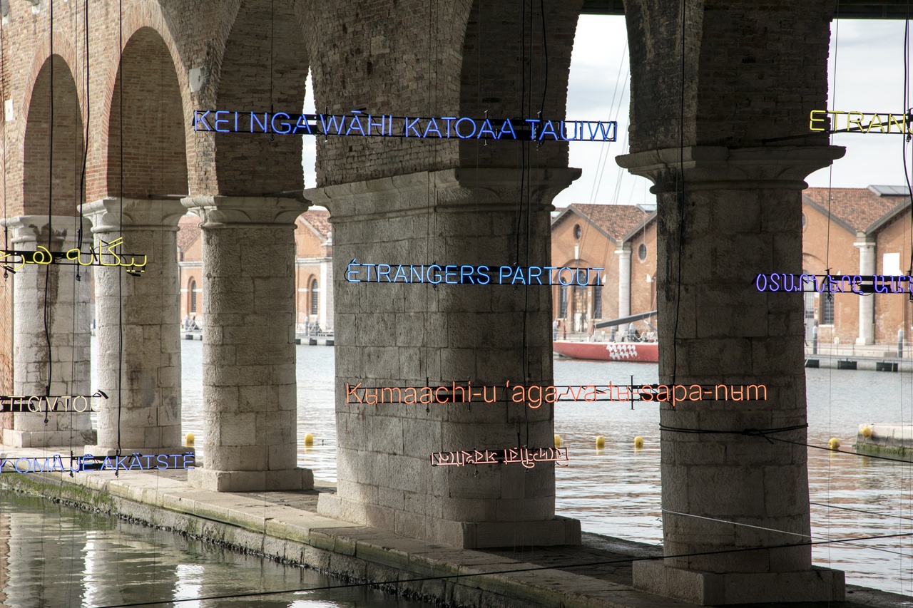 Claire Fontaine, „Stranieri Ovunque – Foreigners Everywhere“, 2004-24, in „Stranieri Ovunque – Foreigners Everywhere” 60. Biennale in Venedig, 2024