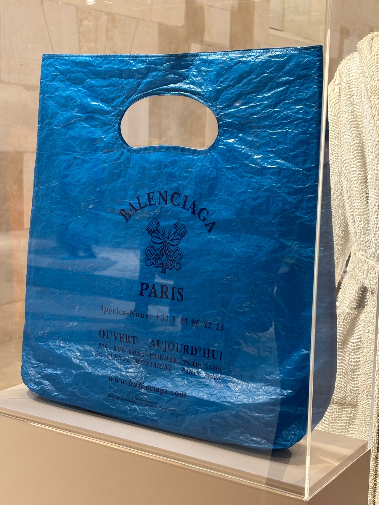 But does it have an interior pocket for my mobile?